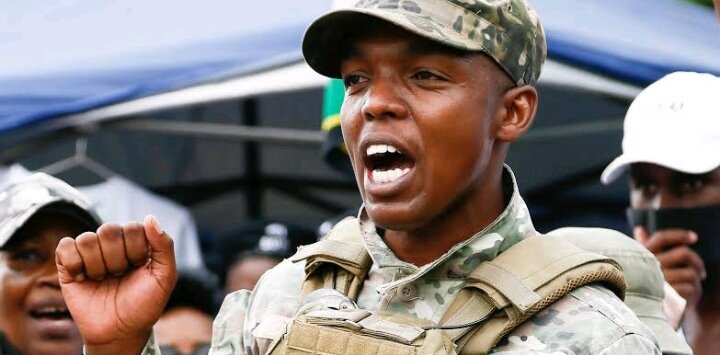 Нхланхла Дламини - лидер антимигрантского ополчения "Операция Дудула" на митинге