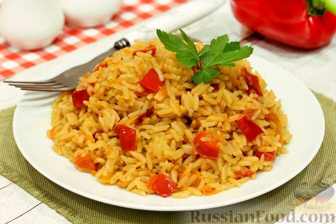 рис длиннозерный, перец болгарский красный, морковь, масло растительное, паприка молотая, соль, перец чёрный молотый