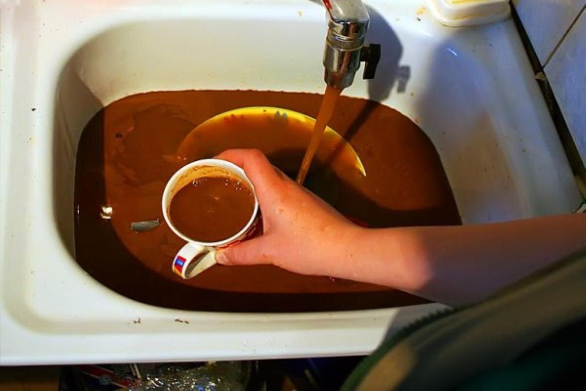Вода из крана. Горячая вода течет ржавая. Ржавая вода. Вода в калининграде из крана. Ржавая вода.