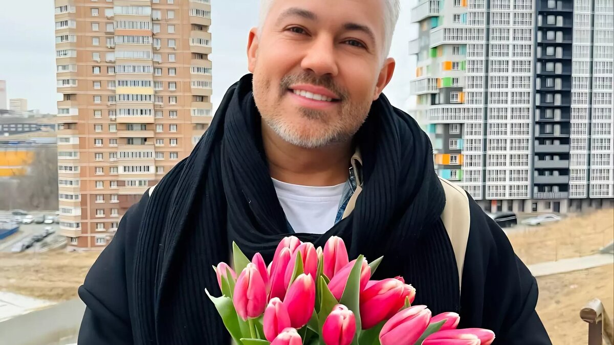     «Вы ж не дикие, вы супер»: приморская аудитория популярного стилиста Александра Рогова делится фотографиями со звездой в новых медиа. Девушки из Владивостока не скрывают своего восторга от общения с российской «иконой стиля».