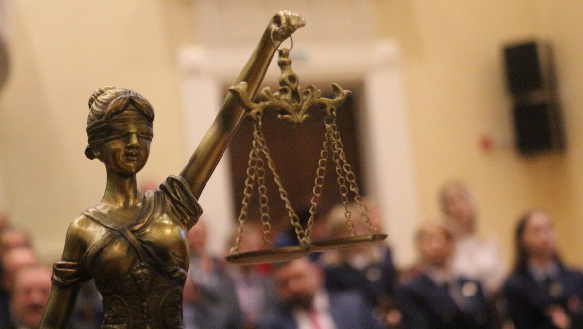     После пожара в жилом доме во Владивостоке обнаружен не только труп мужчины, но и подозреваемая в поджоге. О том, как прошло первое судебное заседание по этому уголовному делу, сообщила прокуратура Приморья.