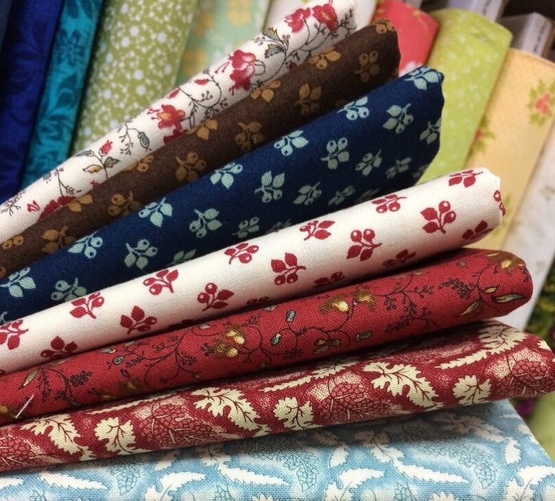 Лоскутки для куколки все не находились.