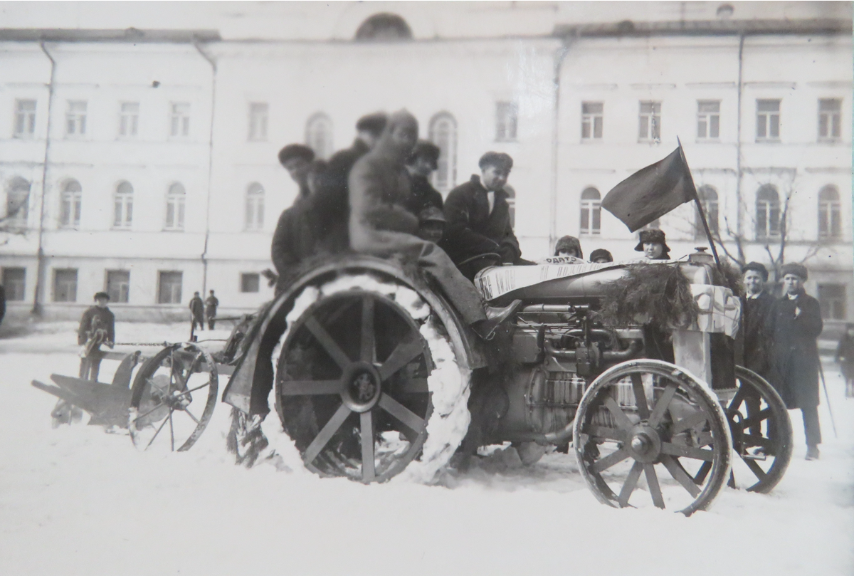 1930 год. Демонстрация трактора с плугом на будущем стадионе "Динамо".