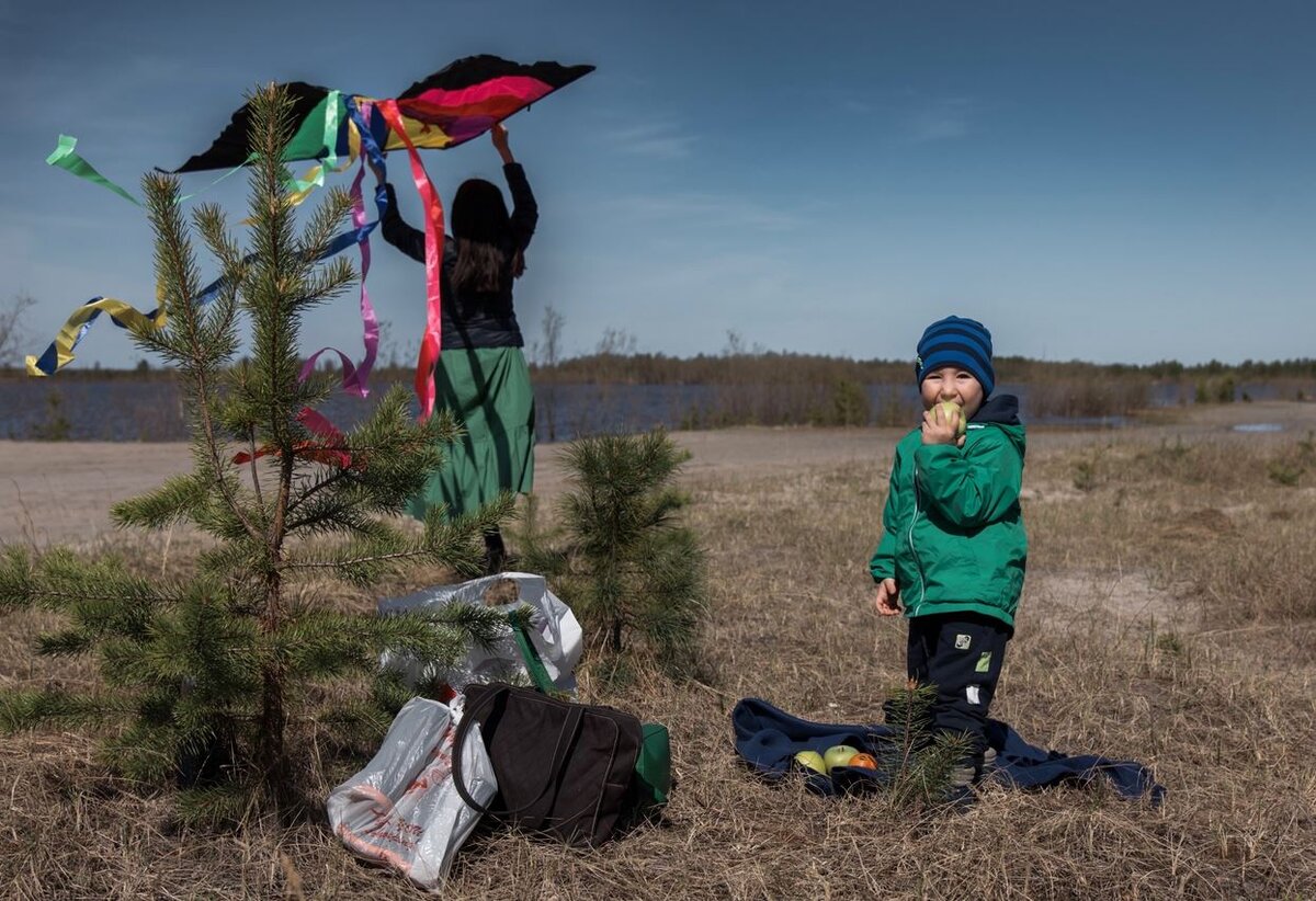 Карикатура собака на поводке. Убери наоборот. Мем наоборот. Пользуйтесь ершиком в туалете. Наоборот для дошкольников.
