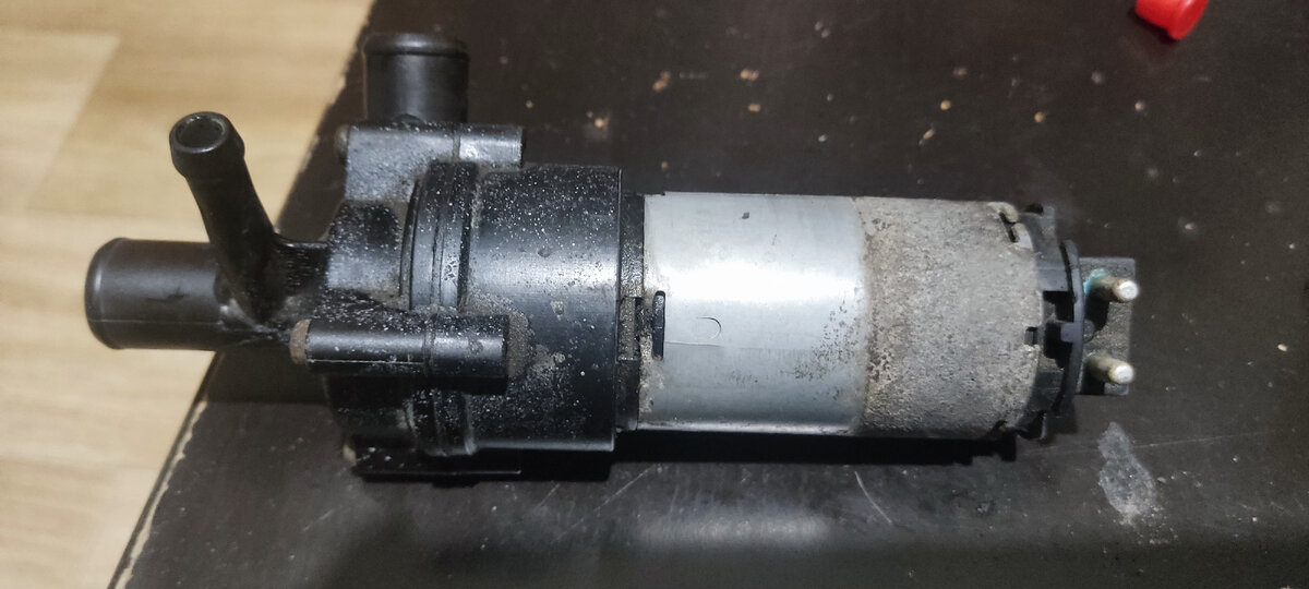 Тут я ее уже вскрыл там все просто на задней части отгибаются усики и крышка с небольшим усилием вынимается