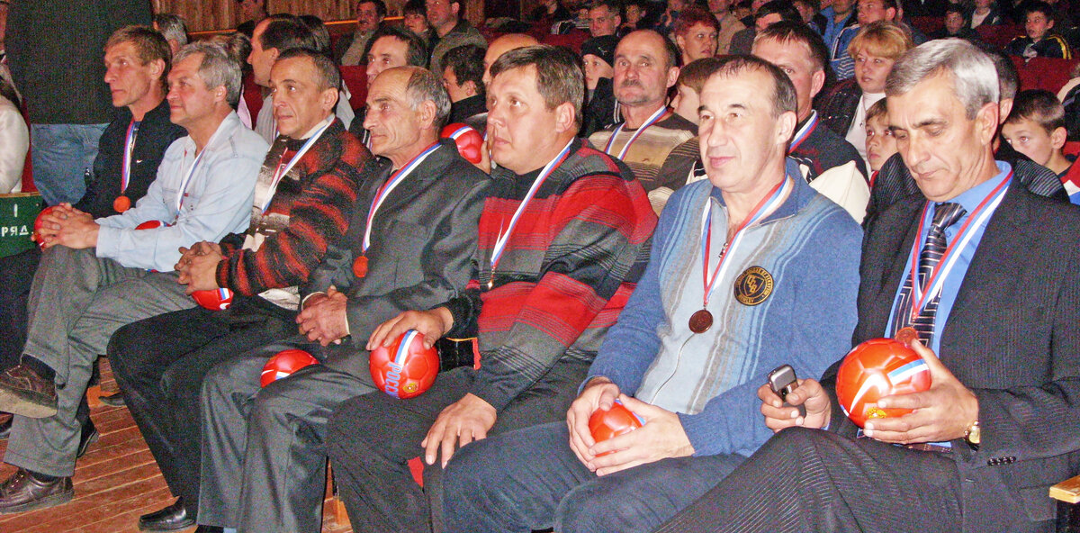 Вылегжанин Николай Иванович – четвертый справа