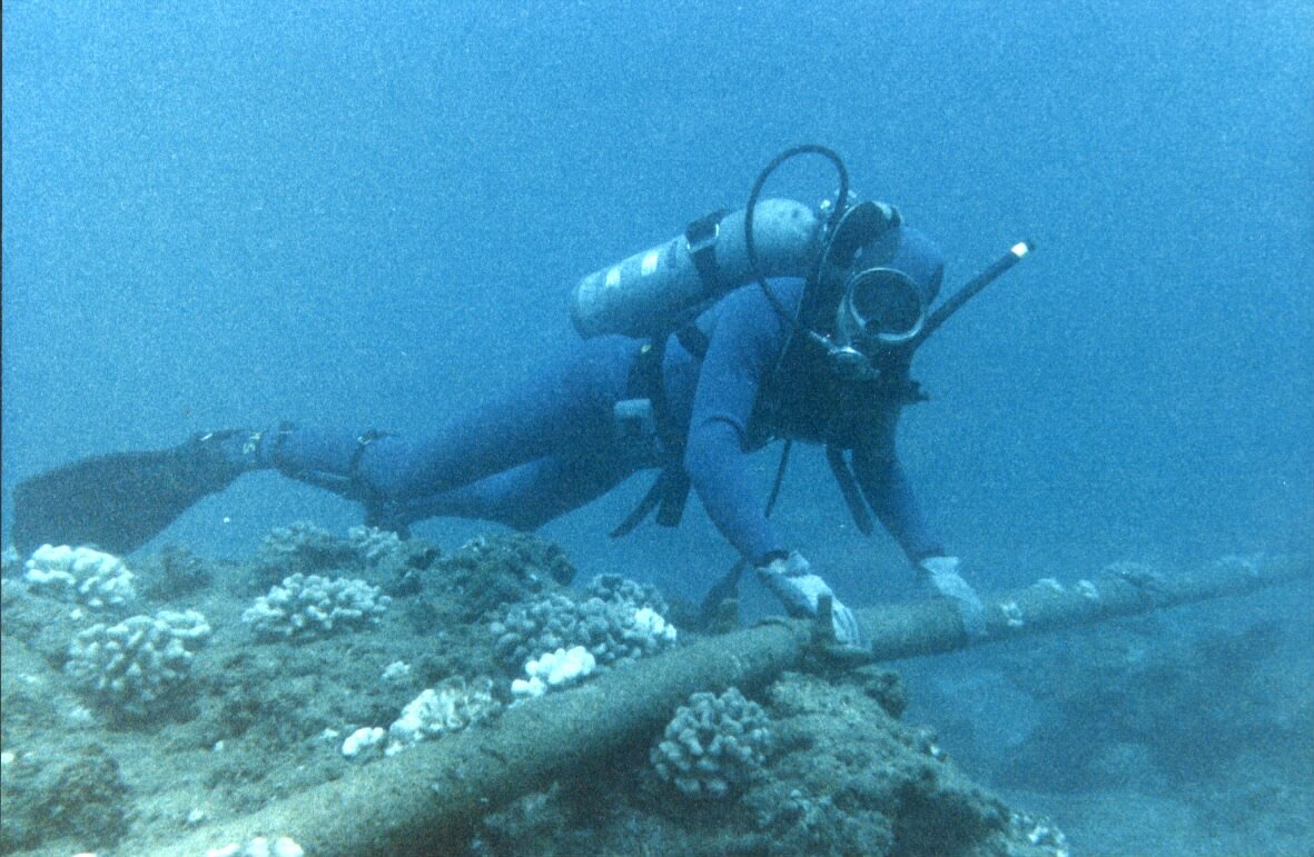 Подводные лини. Подводный кабель. Подводный интернет кабель. Морской подводный кабель. Кабеля интернета под океаном.