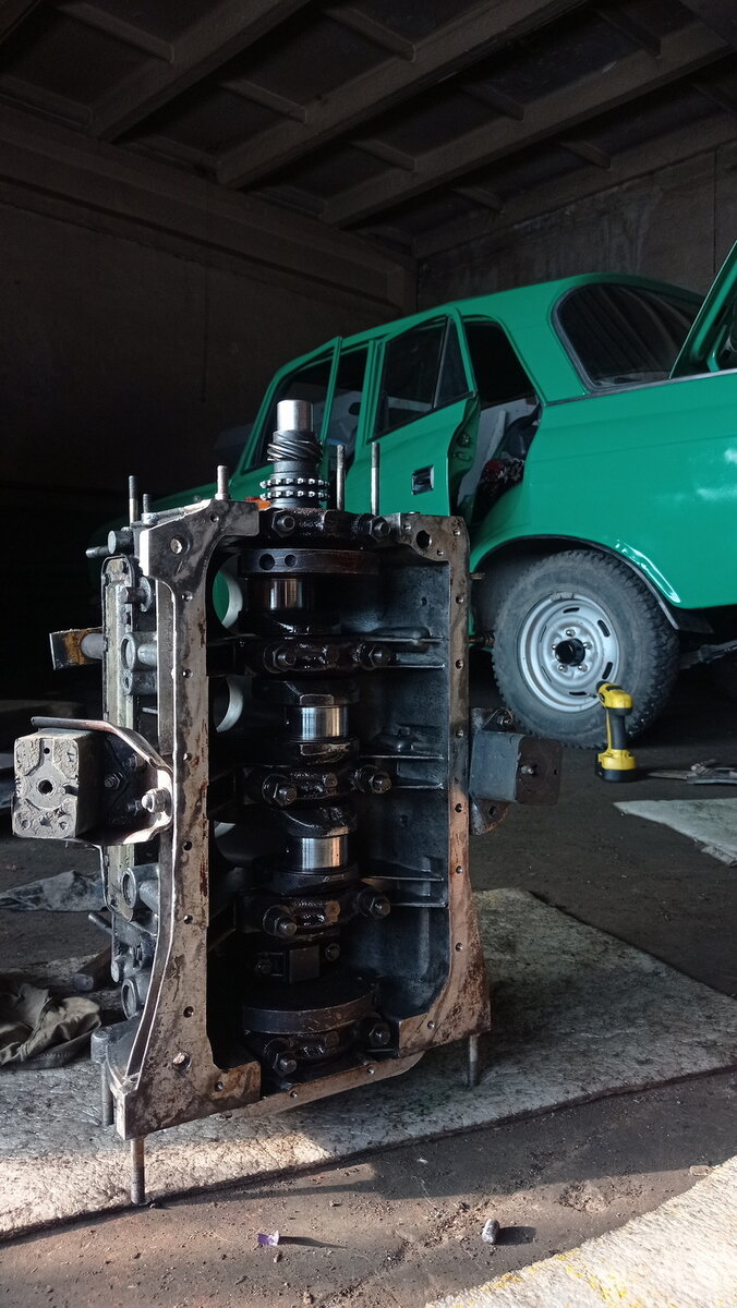 А еще эти подлые старые болты под плоскую отвертку. Долбили-долбили их, сломали ударную отвертку, но все же открутили – и все прочистили.