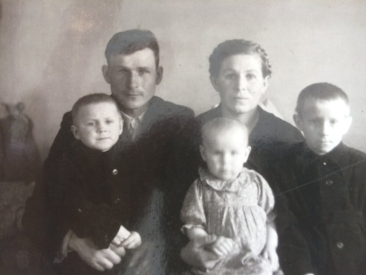 Слева направо: Афанасий Гусаков с дочерью Надеждой, Екатерина Гусакова с дочерью Ниной, рядом старший сын Владимир