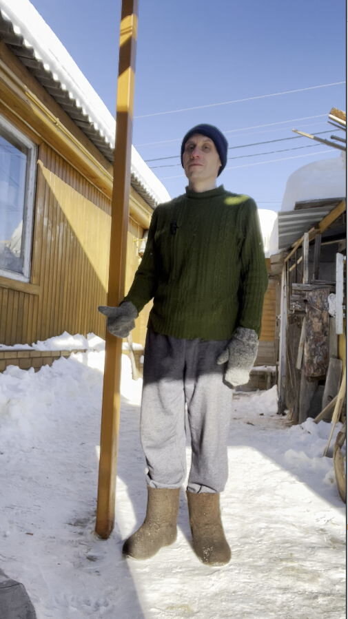 Травмы в тренажерном зале. Уставшая девушка в тренажерном зале. Уставший в спортзале. Тренировка через боль. Изнурительная тренировка в спортзале.