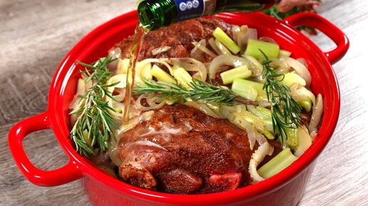 колбаса из рульки свиной. приготовление рульки свиной. ветчина из свиной рульки. колбаски из рульки свиной. рулька свиная запеченная.