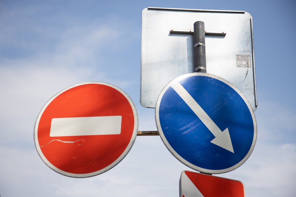    Дорожные знаки были в обертке, позже ее сняли. Николай ОБЕРЕМЧЕНКО