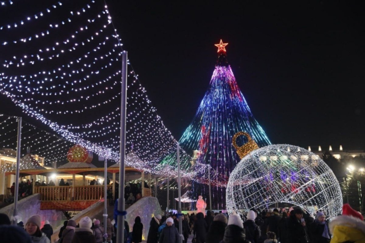    На площади Советов в Улан-Удэ начали разбирать ледовый городок