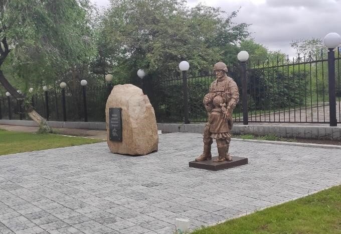    Чита. Памятник непонятному солдату