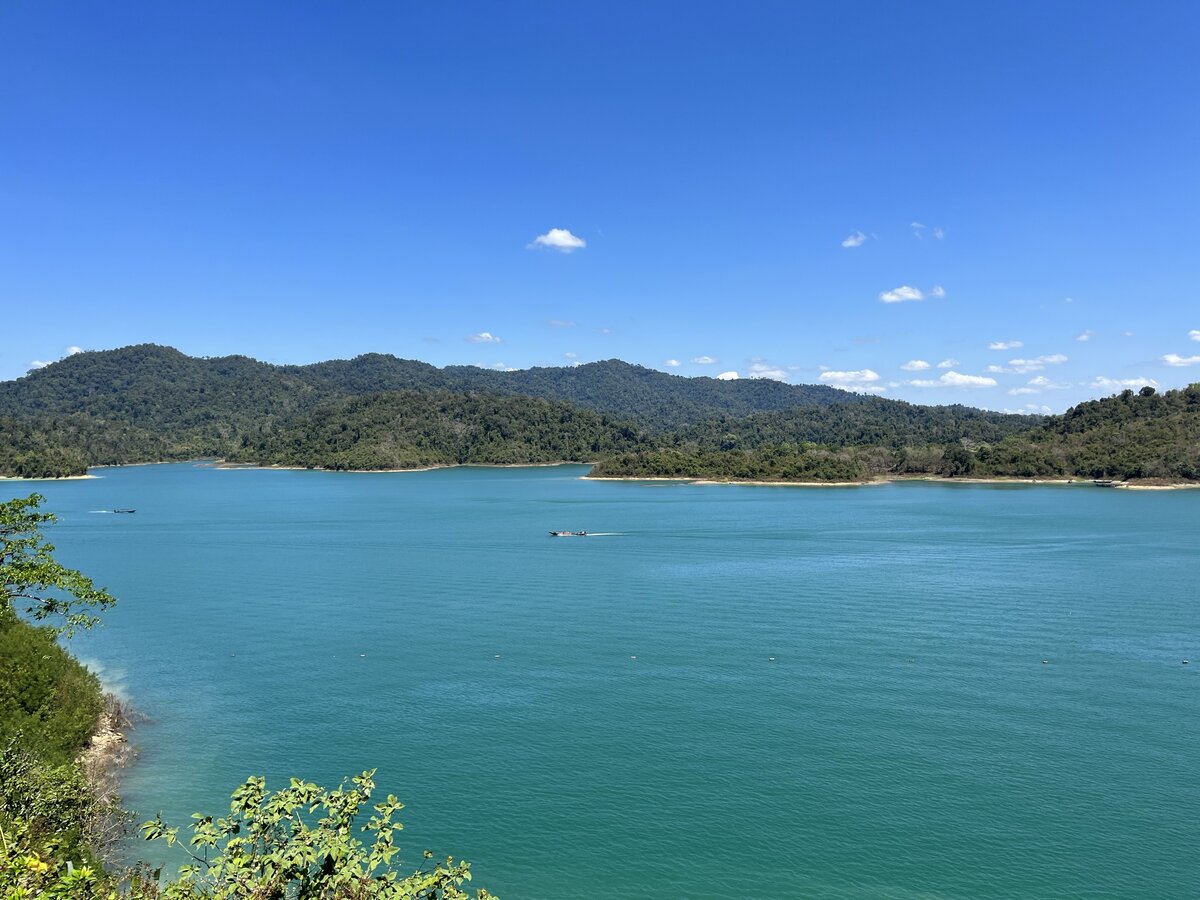 Вид на озеро со смотровой площадки 