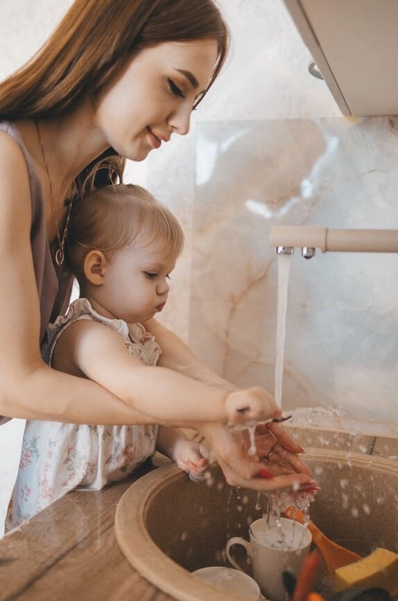 Дети помогают родителям. Моем ребенка. Ребенок моет руки. Дети моются в ванной. Ребенок моет посуду.