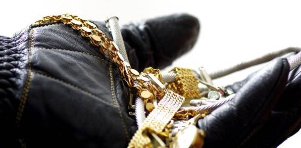 Воришка в магазине. Кавказская пленница похищение невесты. Человек ворует деньги. Кража золотых украшений. Мужик ворует.