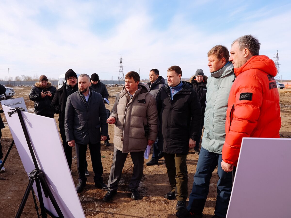 Корпорация развития Дальнего Востока и Арктики (КРДВ). Министр Российской Федерации по развитию Дальнего Востока и Арктики Алексей Чекунков оценил ход работ на стройплощадке «Дальневосточного квартала» в городе Благовещенске