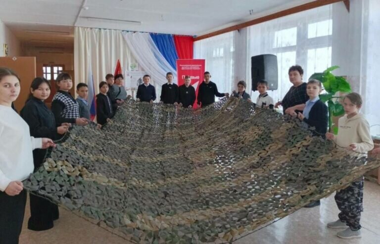    Школьники Адамовского района на перемене плетут маскировочные сети для бойцов СВО Марина Шарт
