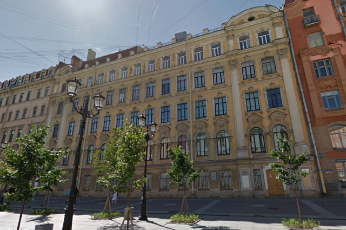    Школа «Петришуле», вид с Малой Конюшенной улицы.