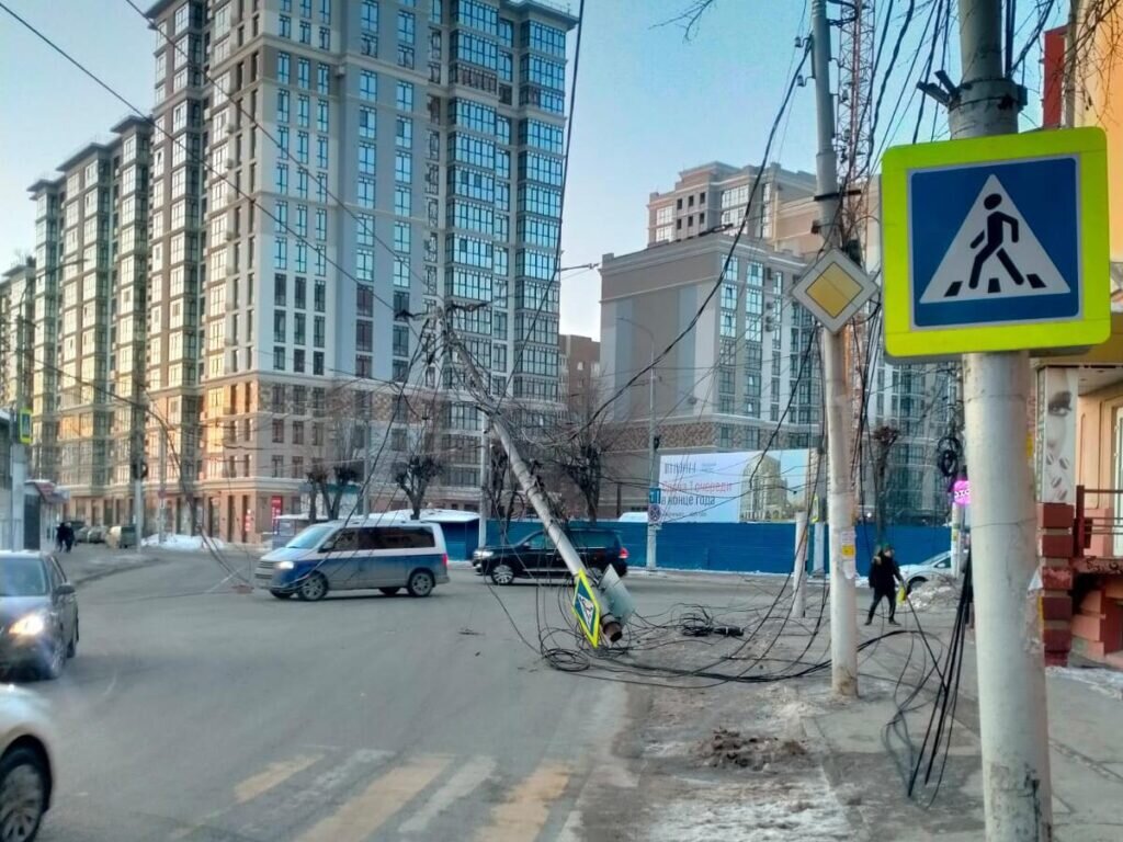    В центре Рязани упали две опоры троллейбусной контактной сети7info.ru