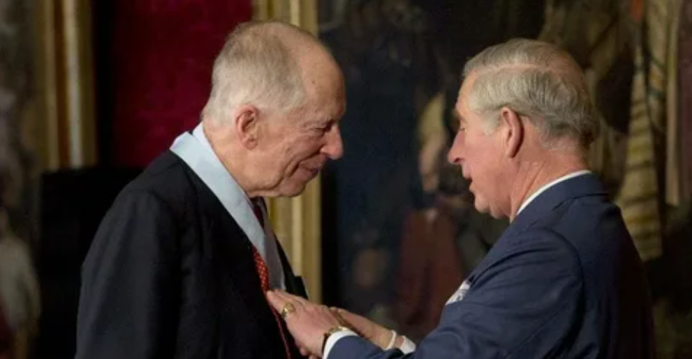 На фото: Джейкоб Ротшильд (слева) с королём Великобритании. 