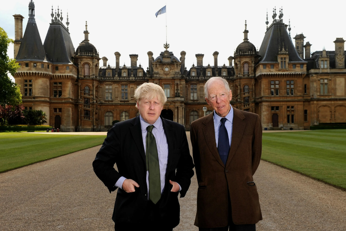 Джейкоб и Борис Джонсон на фоне семейного замка Ротшильдов. 