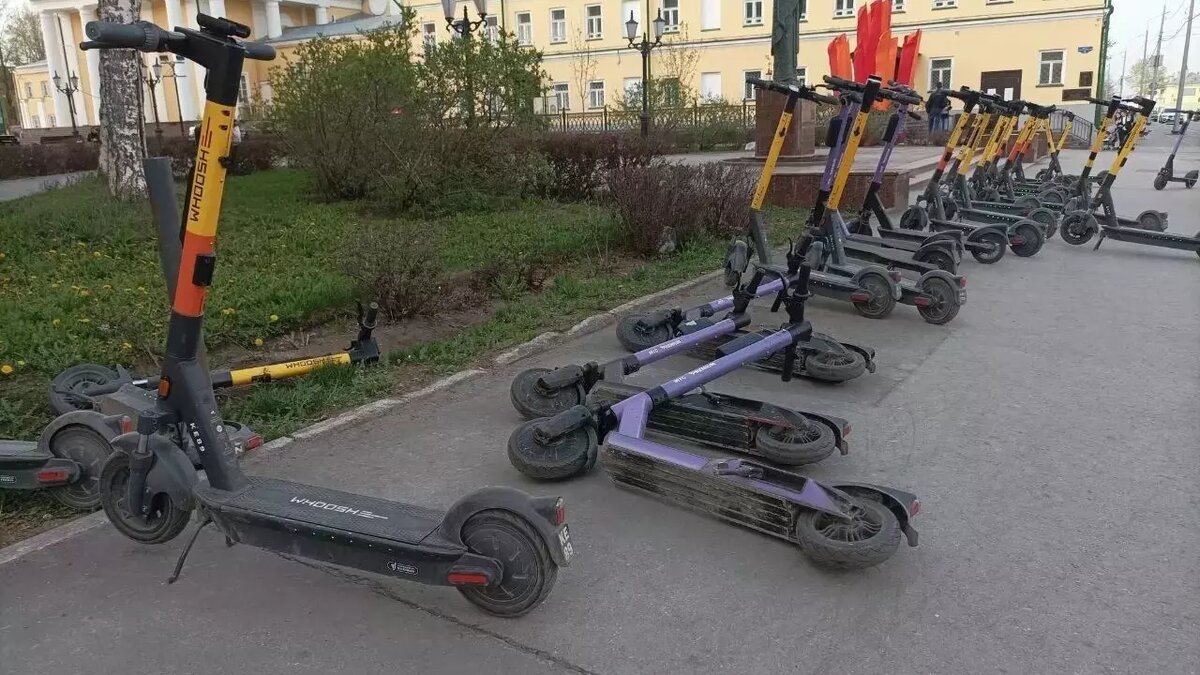     Чиновники планируют запретить парковку электросамокатов в центре города.