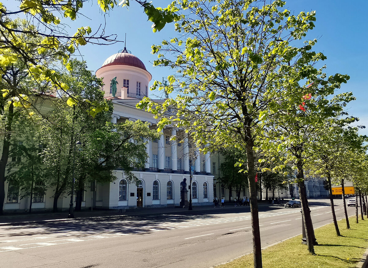 Таможня - Пушкинский дом, Классицизм, Архитектор Лукини И. Ф., Макарова наб., 4