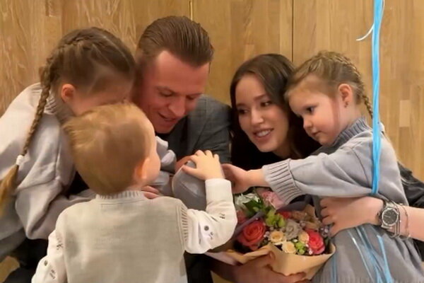 «Четвёртый ребёнок в семье - это круто!» - Дмитрий Тарасов и Анастасия Костенко с детьми на эксклюзивных ФОТО 2024 года