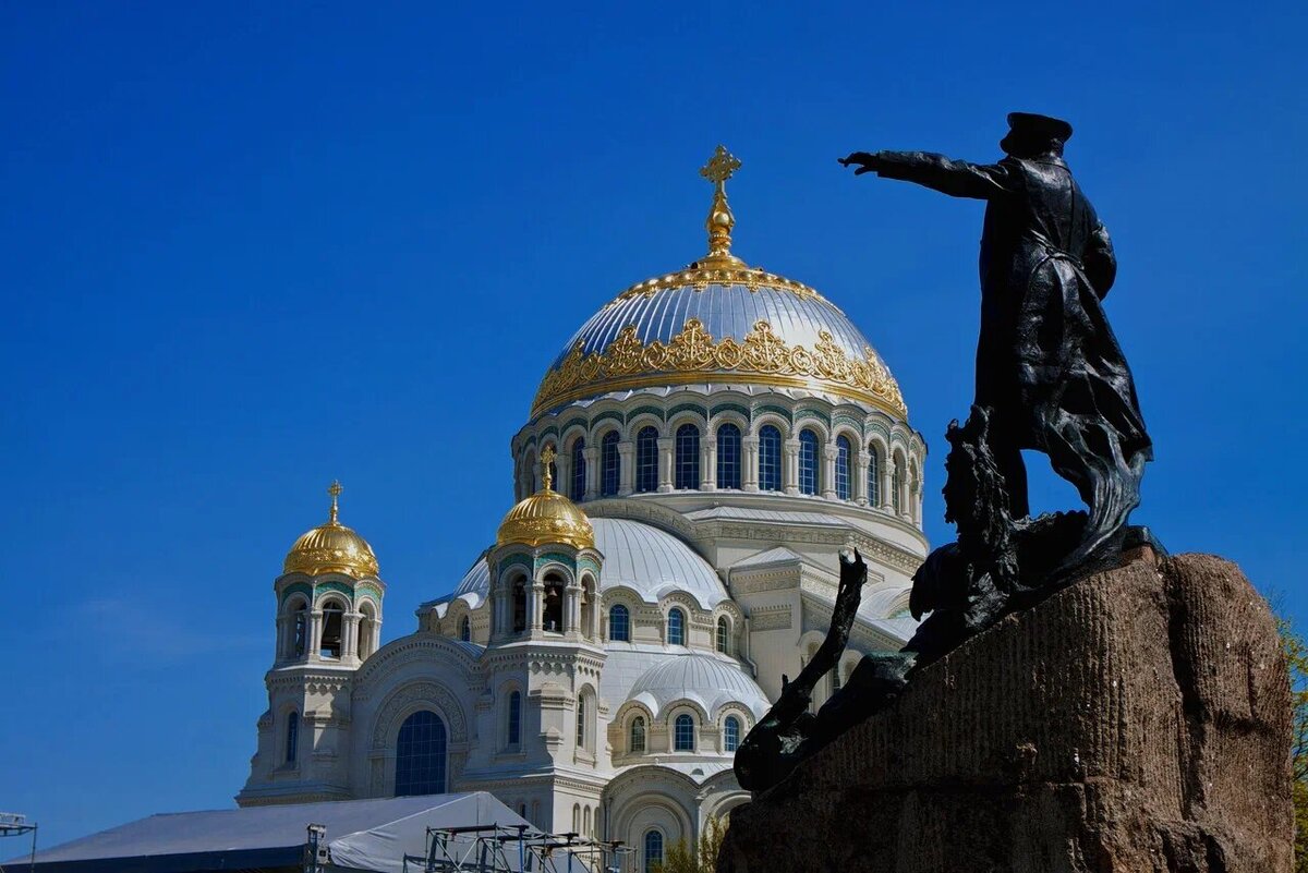 Летом в выходные сложно найти свободные места, придётся стоять в очереди, поэтому лучше бронировать заранее.