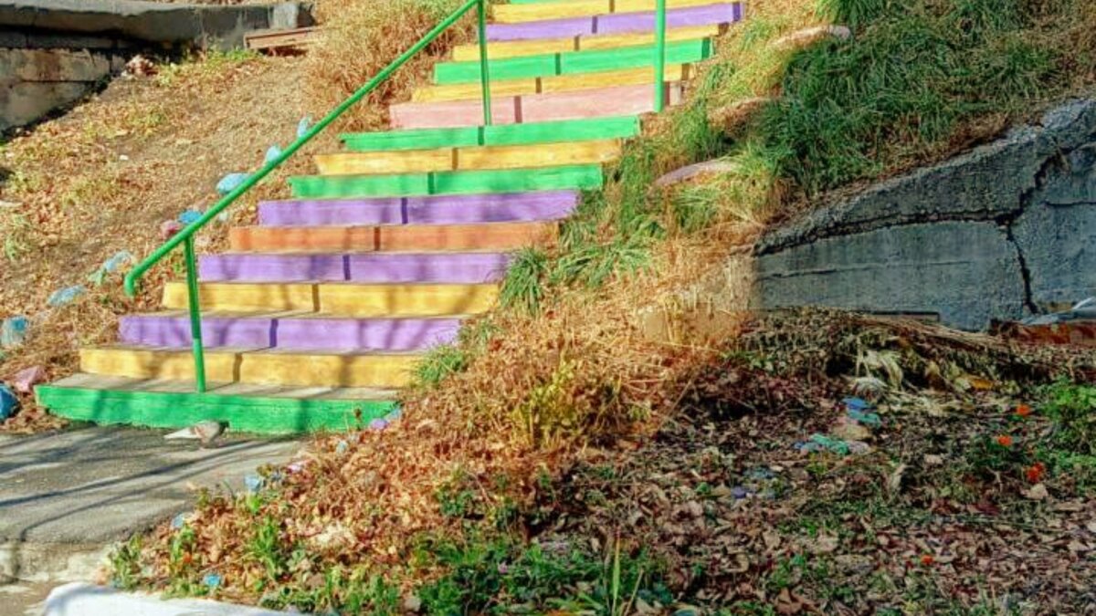 Радуга над морем фото. Тучи во владивостоке. Мост радуга саратов. Двойная радуга владивосток. Радуга владивосток.