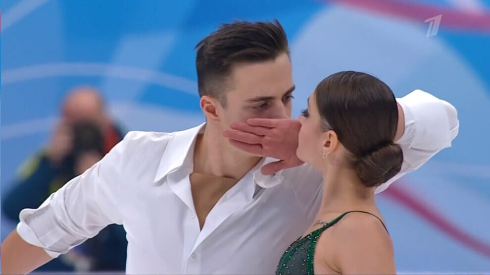    Алена Косторная и Георгий Куница на старте короткой программы на Гран-При в Москве. Фото: стоп-кадр прямого эфира «Первого канала».