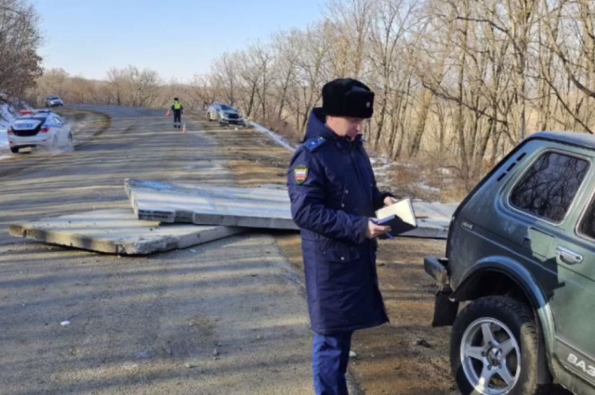    В Приморье с фуры на трассу упали железобетонные плиты, погибли 2 человека