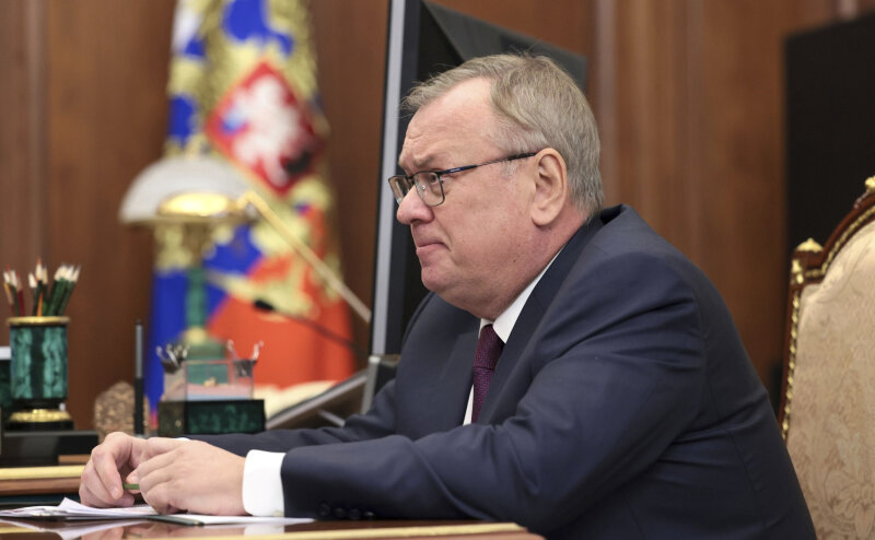 КОСТИН, ВМЕСТО ТОГО ЧТОБЫ НЕ ОБРАЩАТЬ ВНИМАНИЯ НА ЗАЯВЛЕНИЯ ЗАПАДНЫХ ОППОНЕНТОВ, ЗАЧЕМ-ТО РЕШИЛ ОПРАВДЫВАТЬСЯ. ФОТО: © ALEXANDER KAZAKOV/KREMLIN POOL KEYSTONE PRESS AGENCY/GLOBALLOOKPRESS 