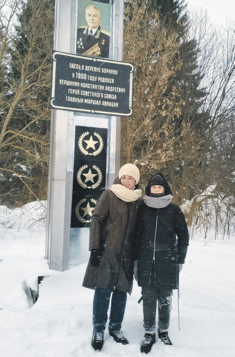 Шестиклассники прошли на лыжах 14 километров до заброшенной деревни Боркино, чтобы возложить цветы у стелы маршалу
