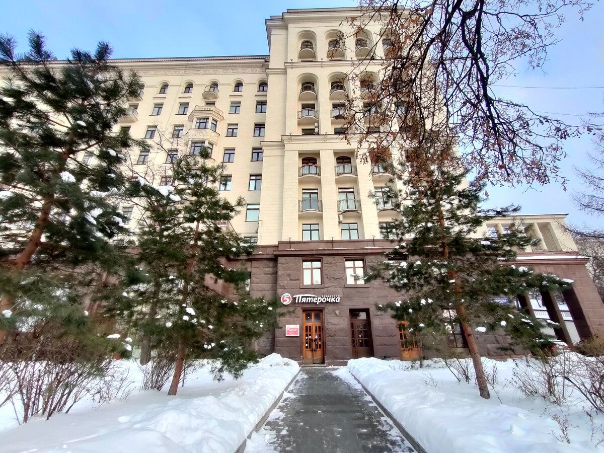 Правое крыло здания