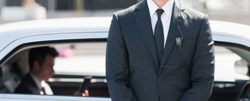 Сотрудник охранного агентства на работе, обеспечивает безопасность заказчика