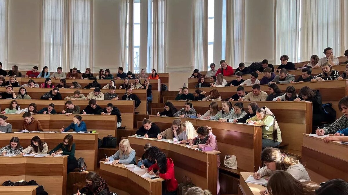    Опрос: 6 из 10 краснодарцев продолжают дружить с однокурсниками. Фото: телеканал «Краснодар»