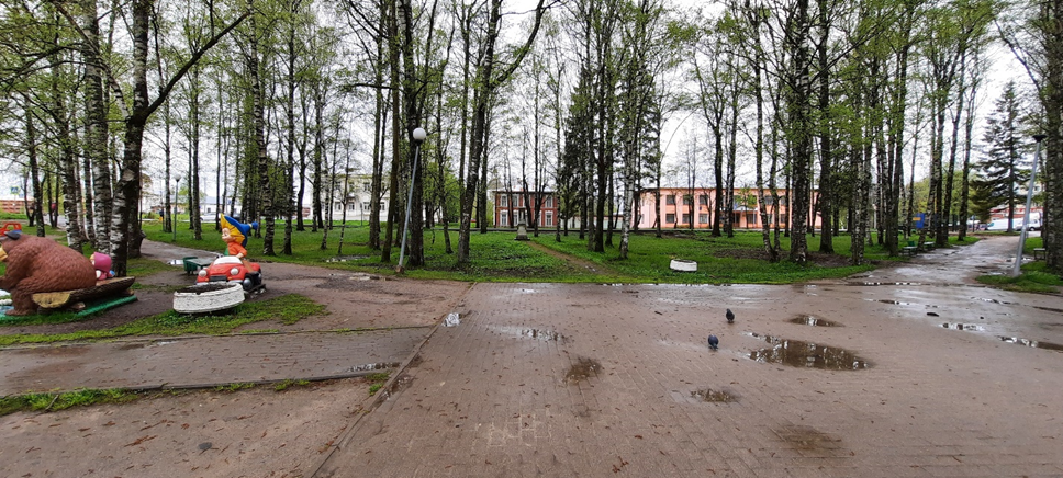 Рис. 2. Вид на объект культурного наследия «Памятник-обелиск председателю волостного исполкома Костюничеву Андрею Иудовичу, убитому кулаками в 1918 г.» в пространстве Городского сквера