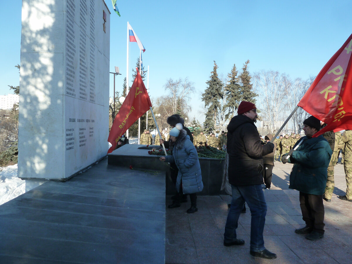 Коммунисты РКРП(б)-КПСС и жители Тюмени возлагают цветы у Вечного Огня 23 февраля 2024 г. Этот формат пришлось выбрать, так как митинги администрация Тюмени "не согласовала", а по сути, запретила.