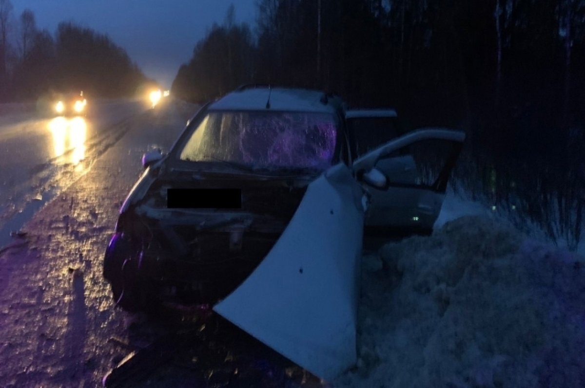    В Тверской области на трассе М-10 легковой автомобиль врезался в ограждение