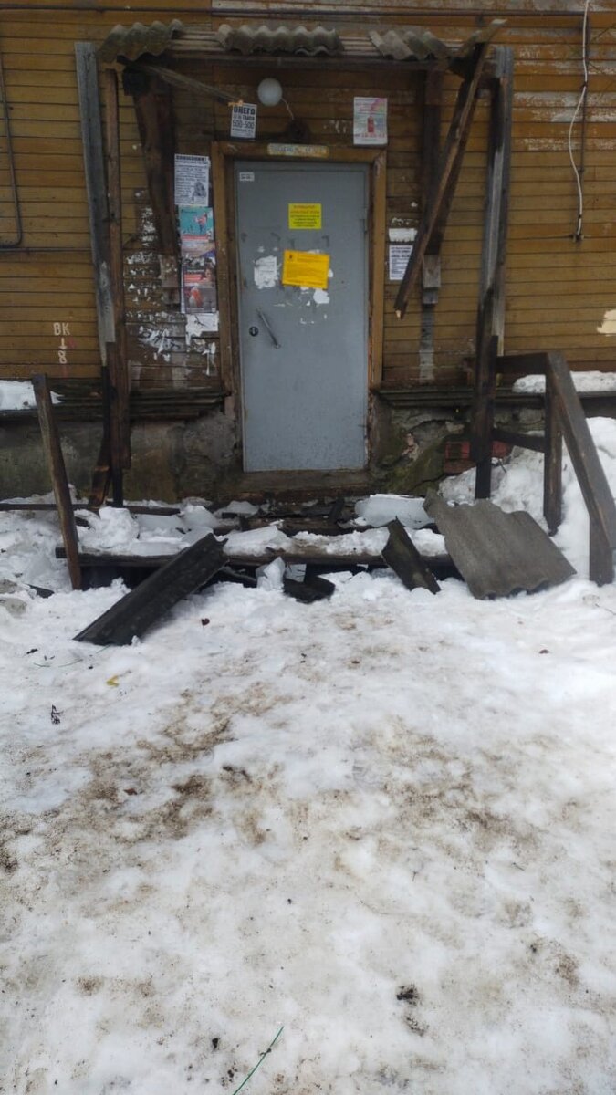    Жильцы дома и пассажиры на остановке могли пострадать в Петрозаводскеавтор неизвестен, сообщество "Подслушано в ПТЗ | Петрозаводск"