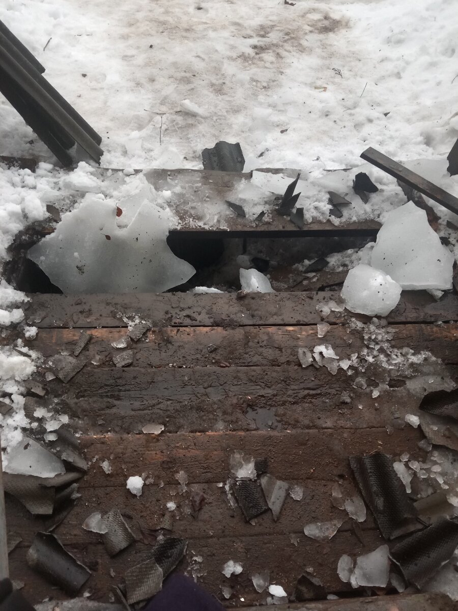    Жильцы дома и пассажиры на остановке могли пострадать в Петрозаводскеавтор неизвестен, сообщество "Подслушано в ПТЗ | Петрозаводск"