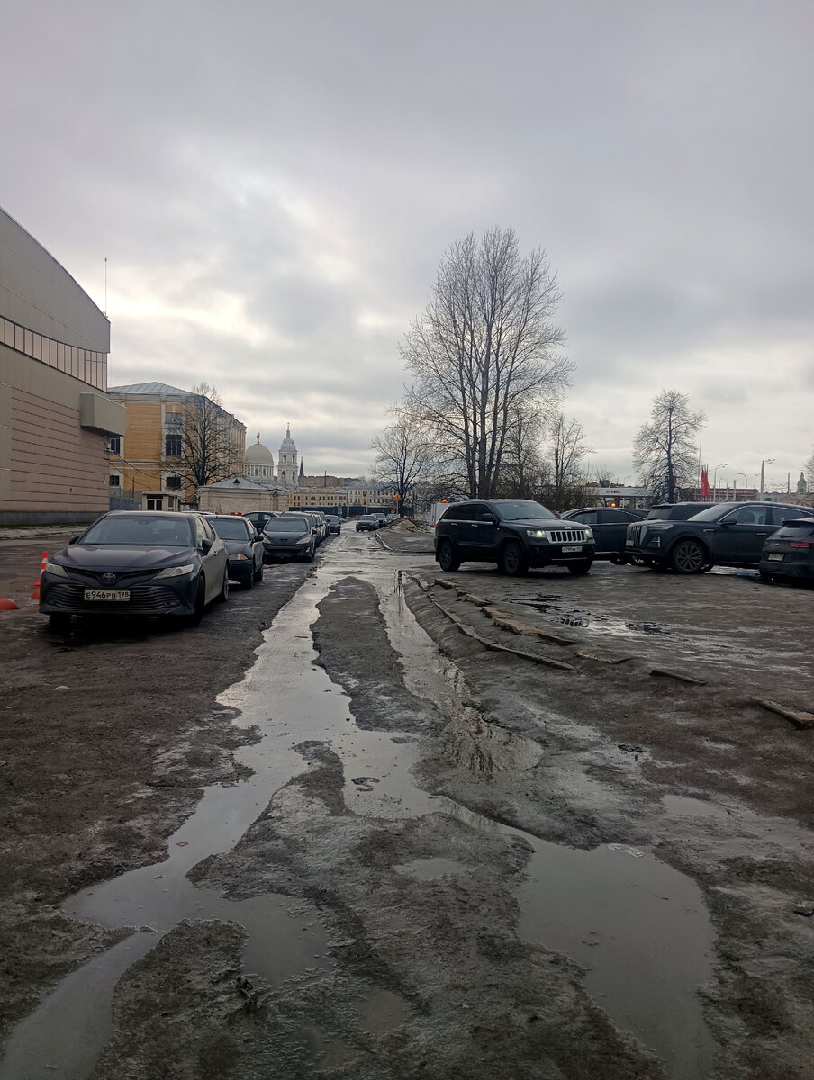 На автостоянке.