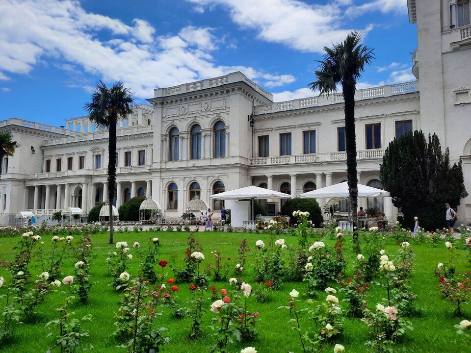 Китайский чайный домик в парке сан-суси. Терраса замка. Дворец s. Храм сан суси германия. Зал с колоннами.