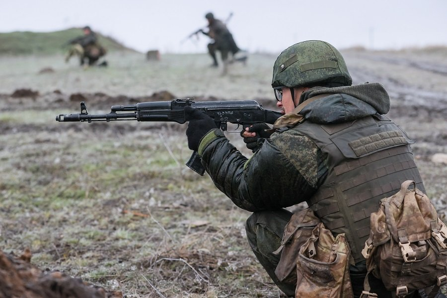 Военнослужащий ВС РФ во время боевого слаживания в ДНР - Фото: Дмитрий Ягодкин/ТАСС