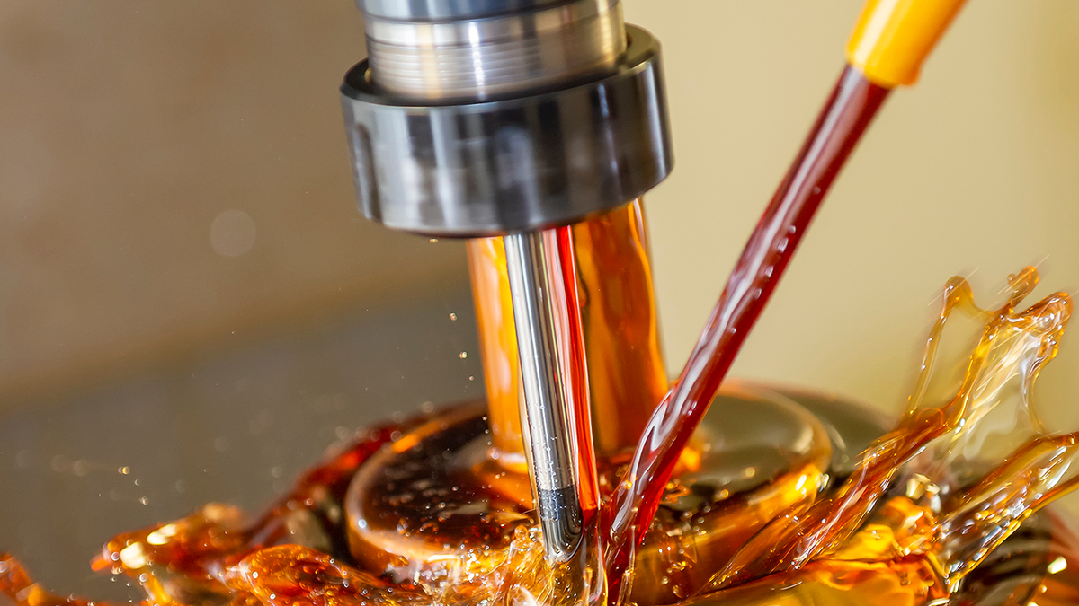 Масляная СОЖ. Источник изображения: Pixel B / Shutterstock.com