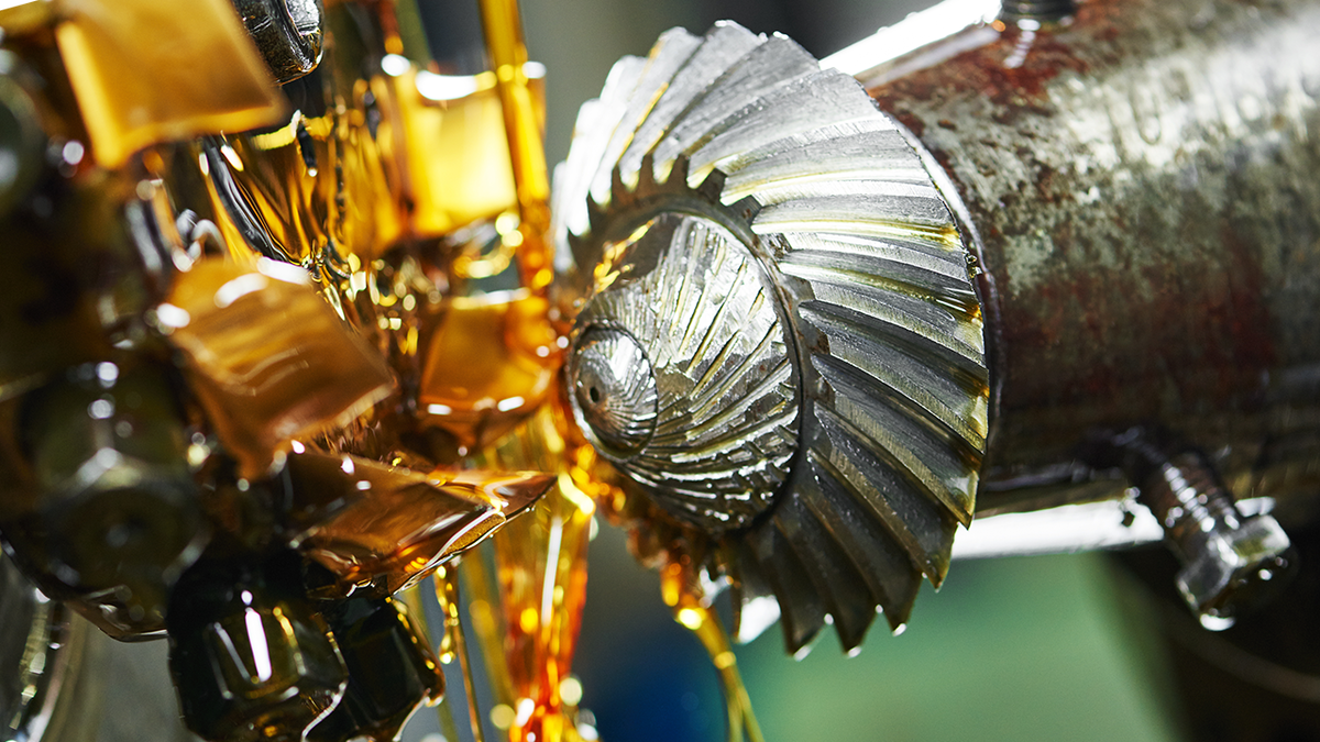 Применение масляной СОЖ при металлообработке. Источник изображения: Dmitry Kalinovsky / Shutterstock.com