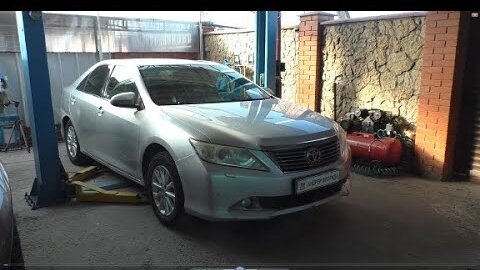 Замена свечей зажигания на Toyota Camry V50 Тойота Камри 2012 года, 2,5